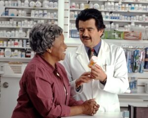 Paciente con cáncer revisando medicamentos oncológicos con apoyo profesional